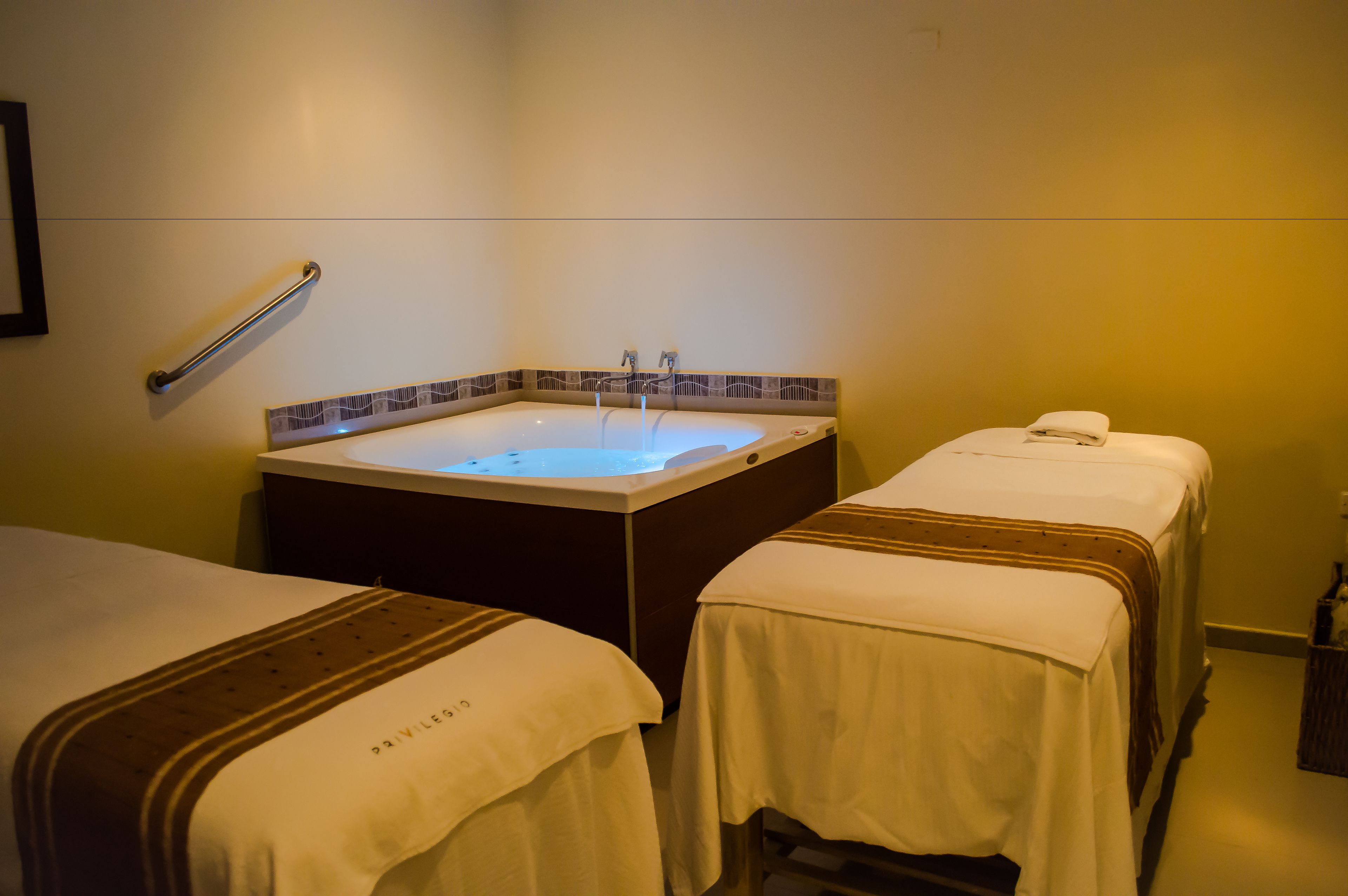 Couples treatment rooms, body treatments, aromatherapy