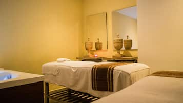 Parihoitohuone(ita), vartalohoitoja, aromaterapiaa, kuumakivihierontaa