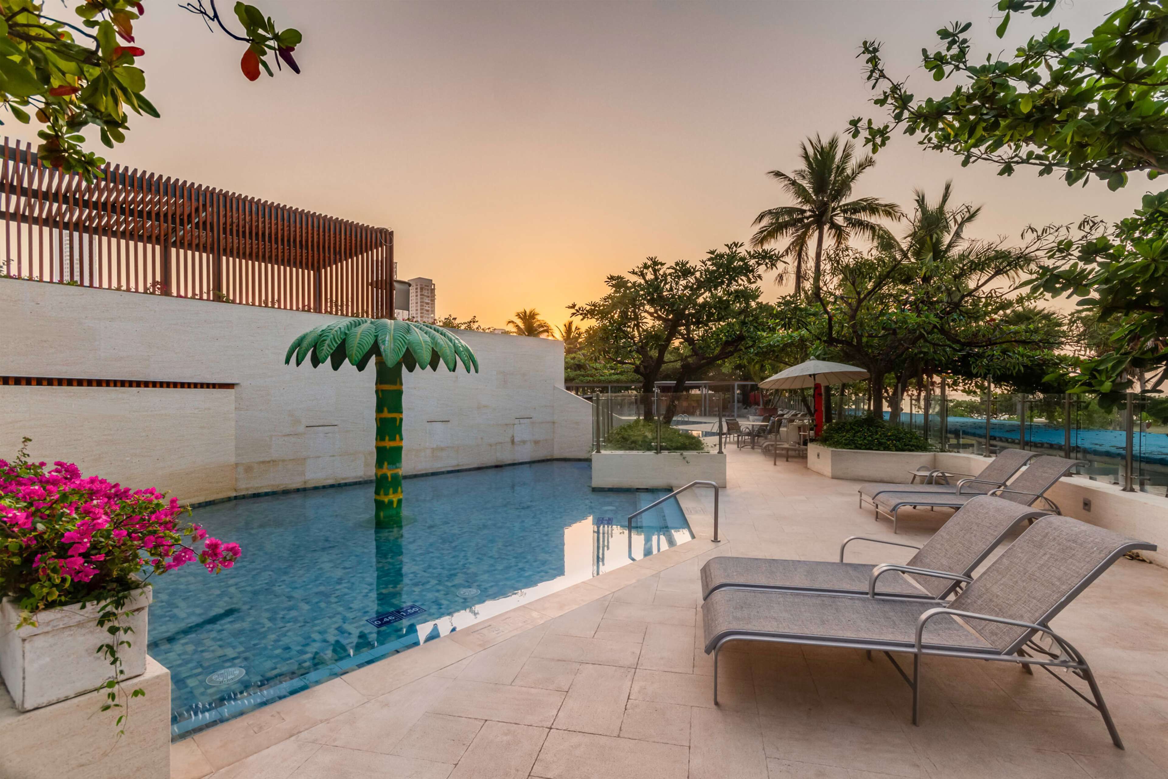 4 outdoor pools, open 8:00 am to 8:00 pm, pool loungers