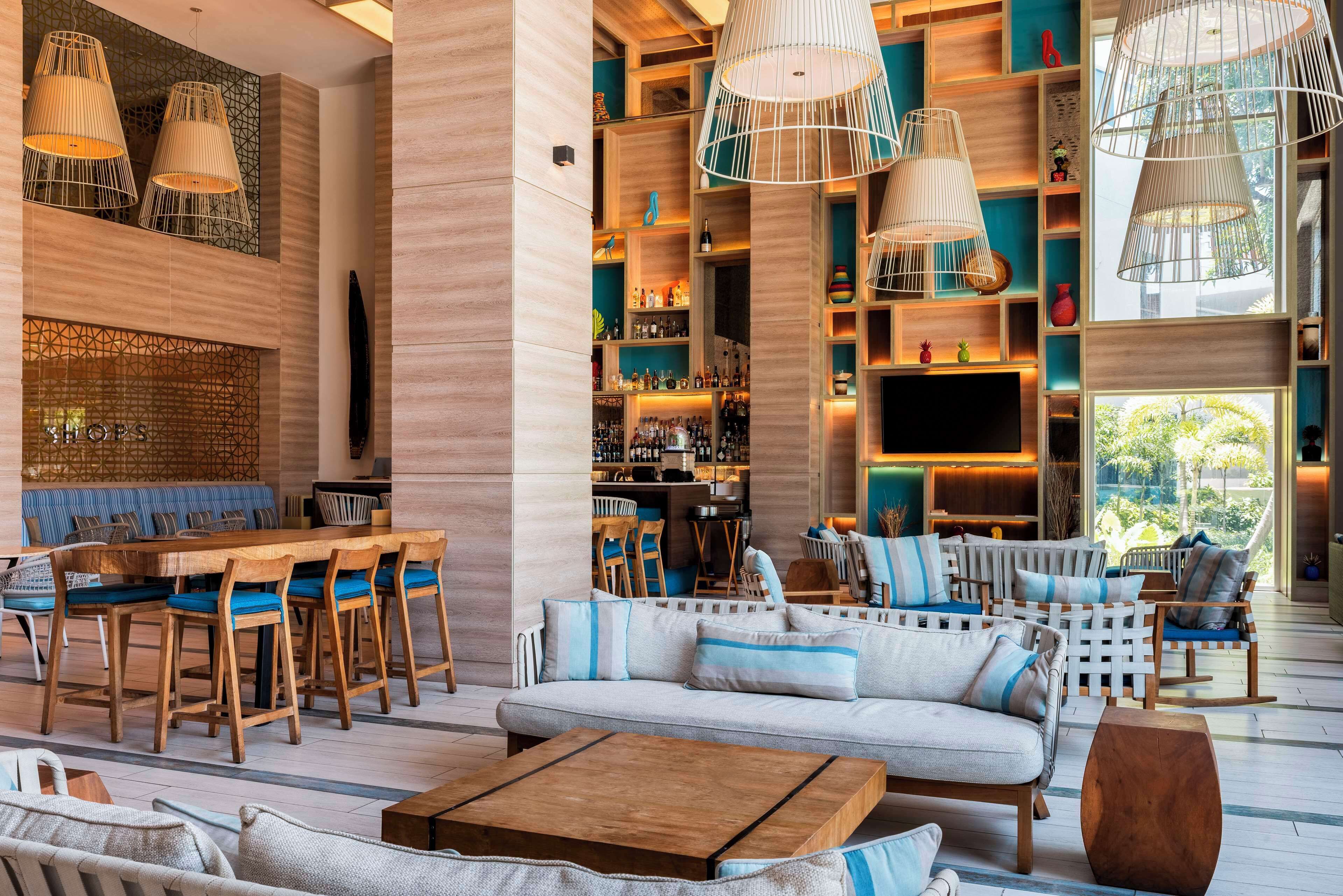 朝食、ランチ、ディナーに営業 (多国籍料理、プールビュー)