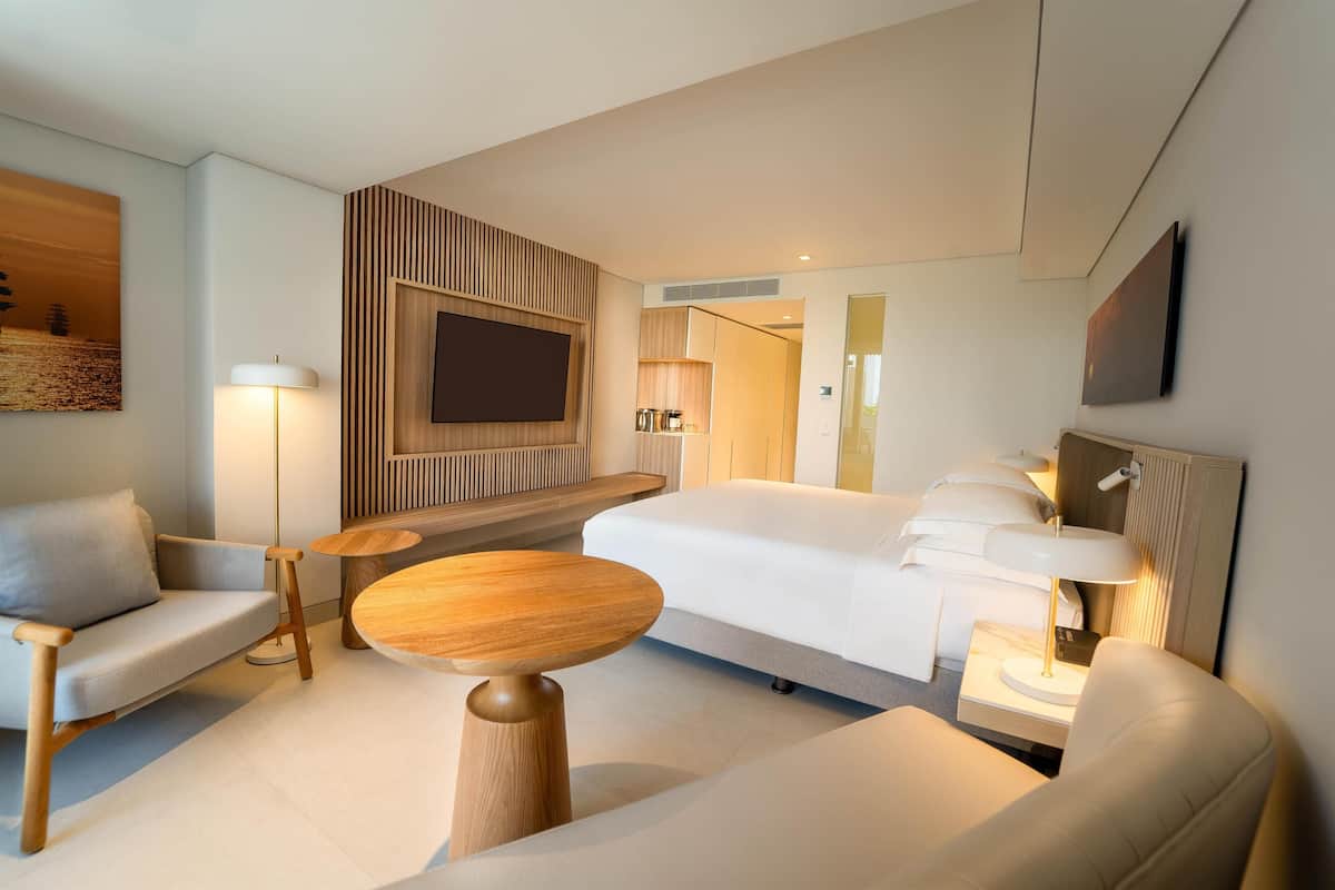 Premium Room, 1 Queen Bed (View) | Premium bedding, minibar, in-room safe, desk