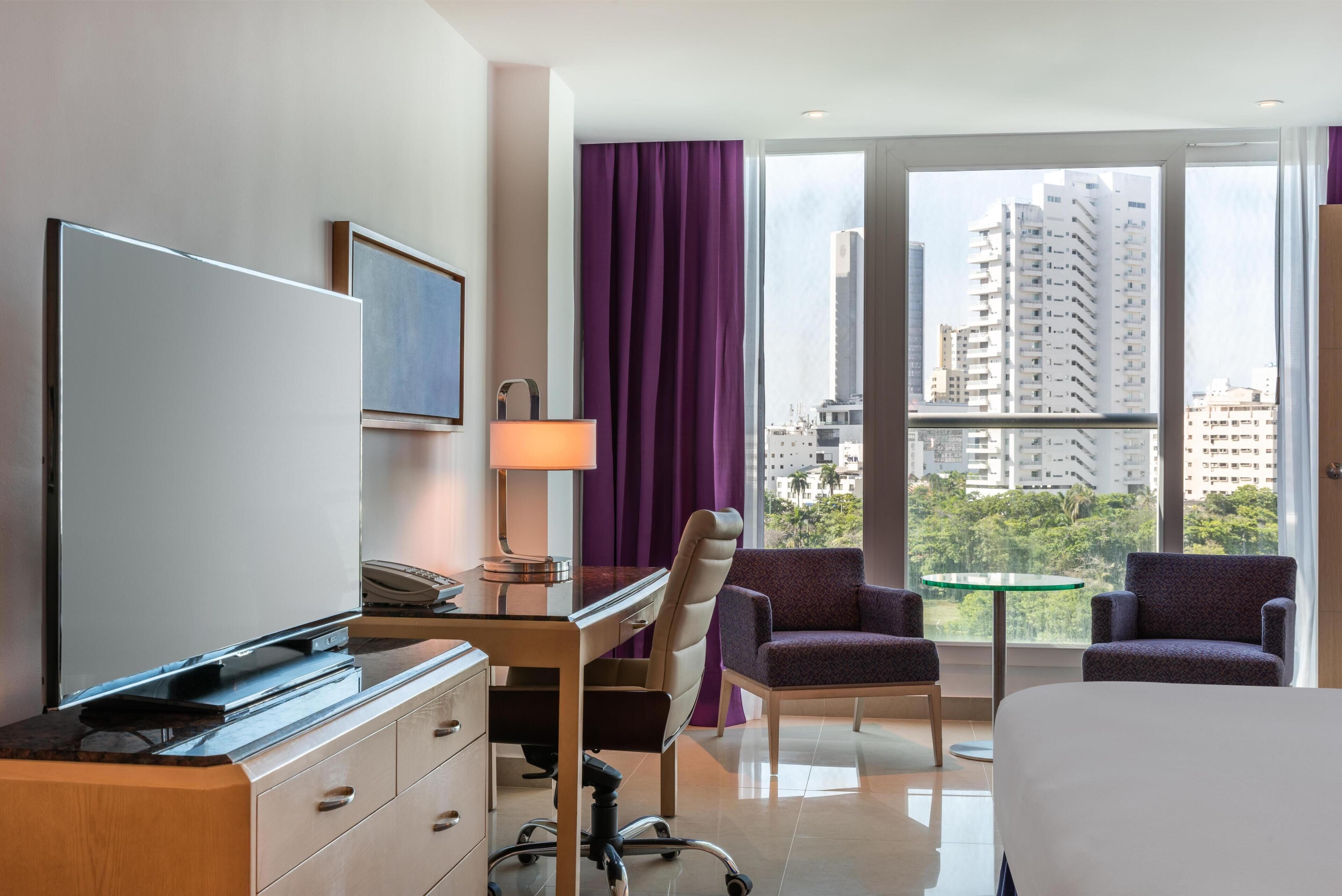 Roupas de cama premium, frigobar, cofres nos quartos, escrivaninha