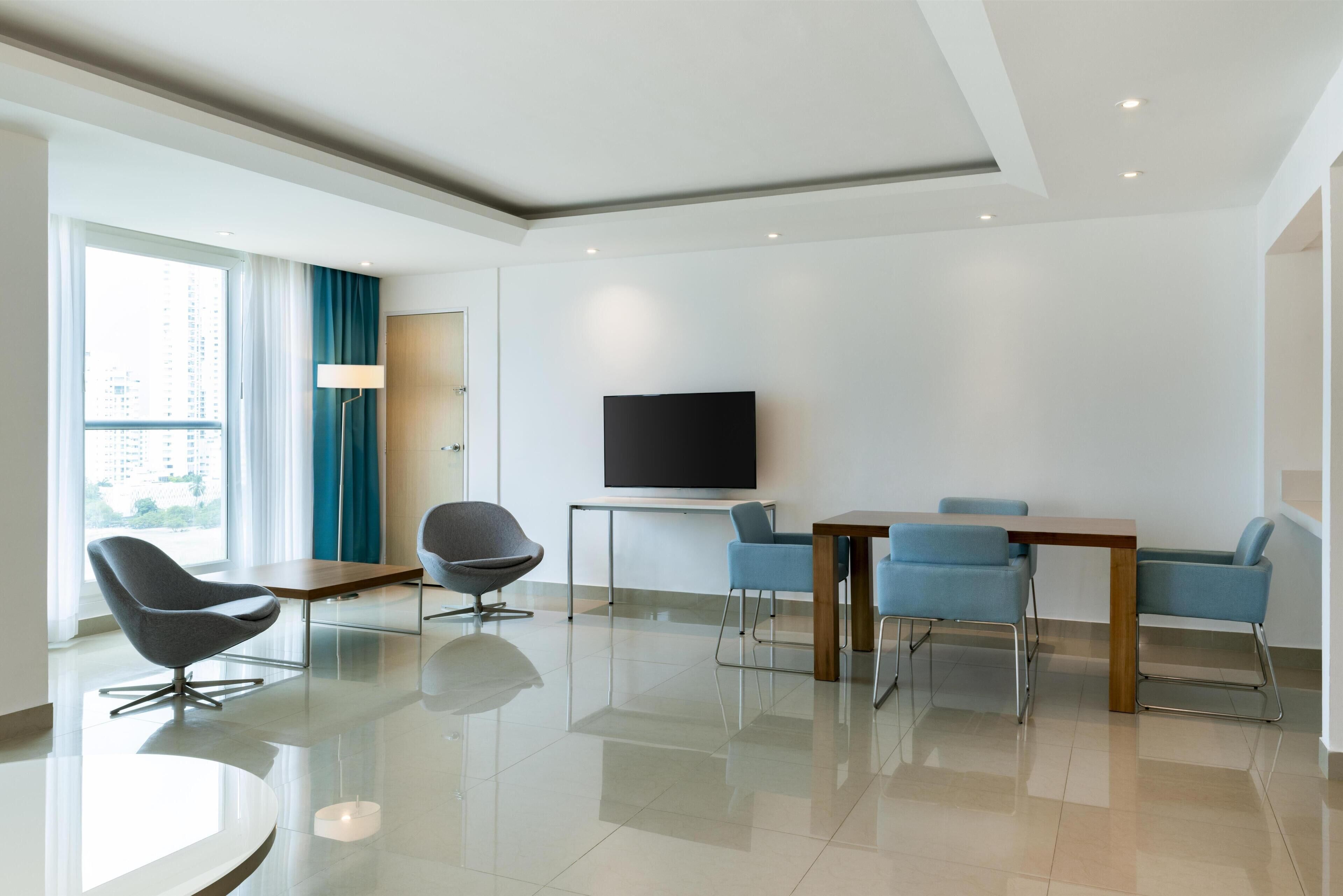 Quarto, 1 cama King, acessível, vista para a cidade (Parlor) | Área de estar | TV LCD 49 polegadas com canais a cabo, TV, dock para MP3