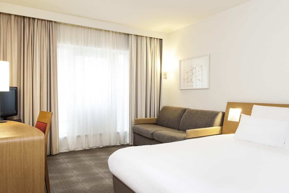 standard room, 1 queen bed with sofa bed (up to 2 adults & 2 children) | hypo-allergenic bedding, minibar, in-room safe, desk