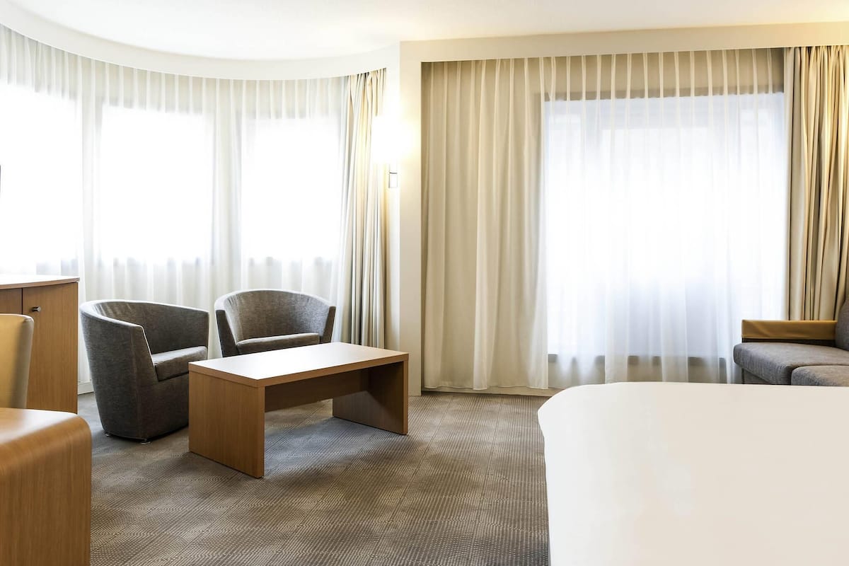 Suite júnior, 1 llit doble (up to 2 adults & 2 children) | Roba de llit hipoal·lergògena, minibar i caixa forta a l'habitació