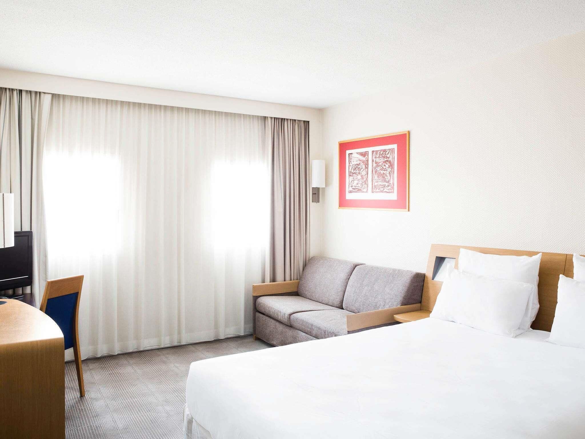 Standard Room, 1 Double Bed | Hypo-allergenic bedding, minibar, in-room safe, desk