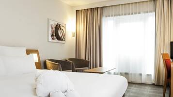 Executive Room, 1 Queen Bed | Hypo-allergenic bedding, minibar, in-room safe, desk