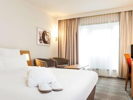 Ropa de cama hipoalergénica, minibar, caja fuerte y escritorio