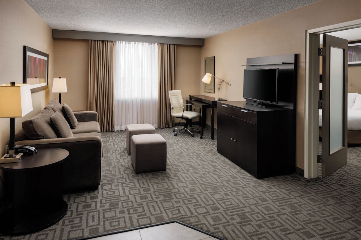 Executive-Studio, Whirlpool | Wohnbereich | 42-Zoll-Flachbildfernseher mit Digitalempfang, Fernseher