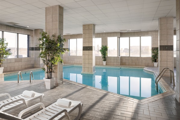 Indoor pool, sun loungers