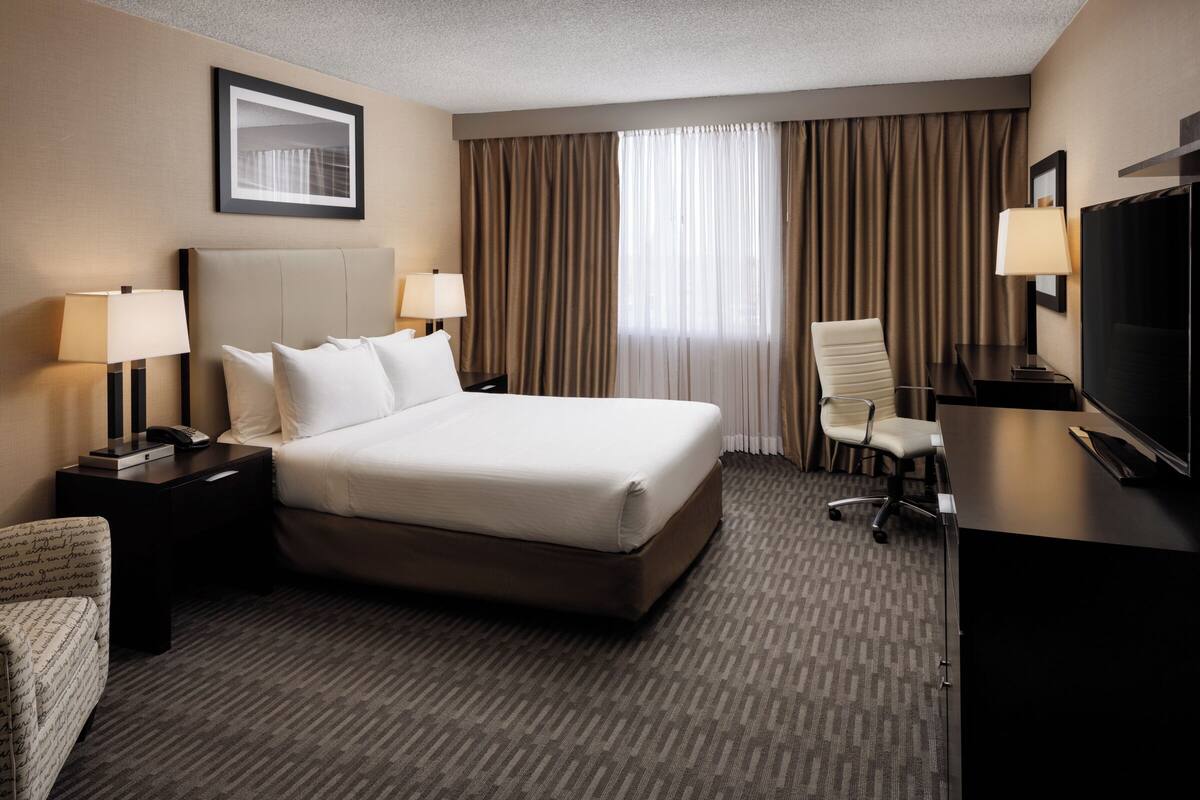 Premium bedding, pillowtop beds, desk, laptop workspace