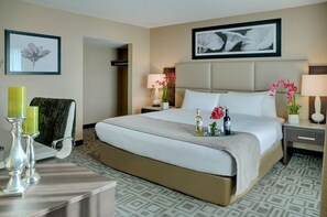 Premium bedding, pillow-top beds, desk, laptop workspace - Pomeroy Hotel & Conference Centre Grande Prairie (Grande Prairie)
