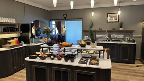 A breakfast bar with various food items and a coffee station. - Best Western Plus Gyldenlove Hotell (Kongsberg)