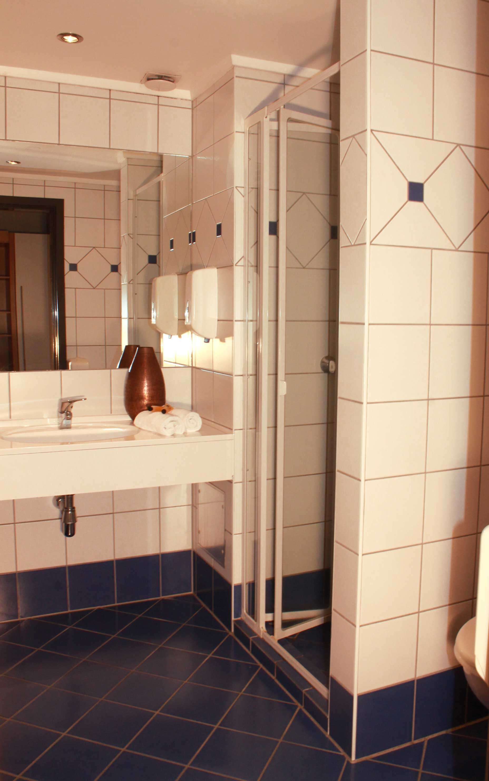 standard room, 1 double bed, non smoking | in-room safe, desk, blackout curtains, soundproofing