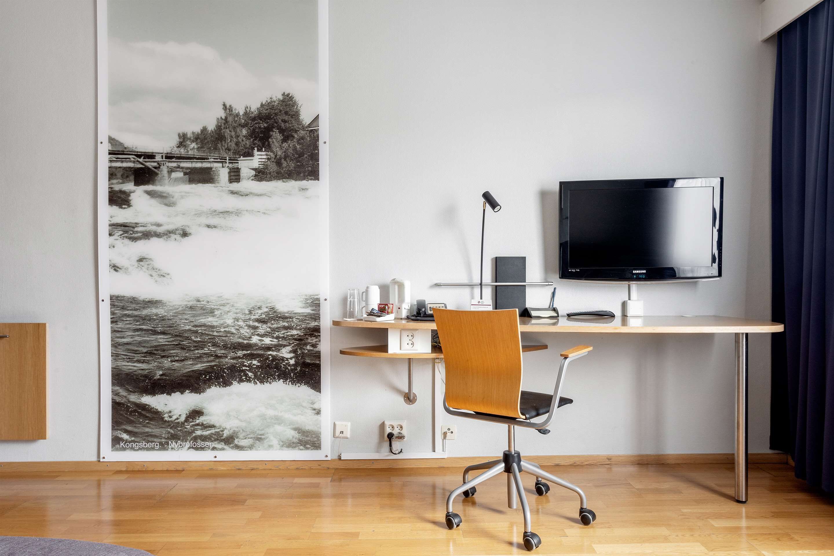 standard room, 1 queen bed, non smoking | in-room safe, desk, blackout curtains, soundproofing