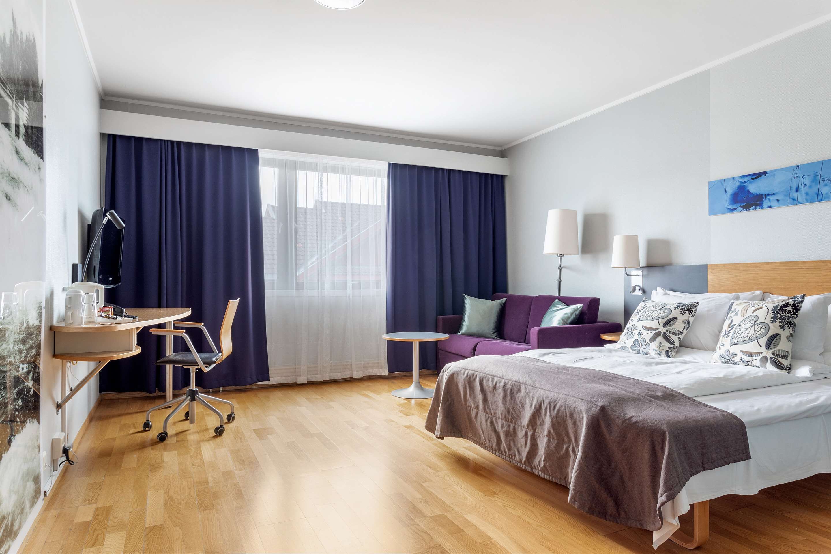 standard room, 1 queen bed, non smoking | in-room safe, desk, blackout curtains, soundproofing