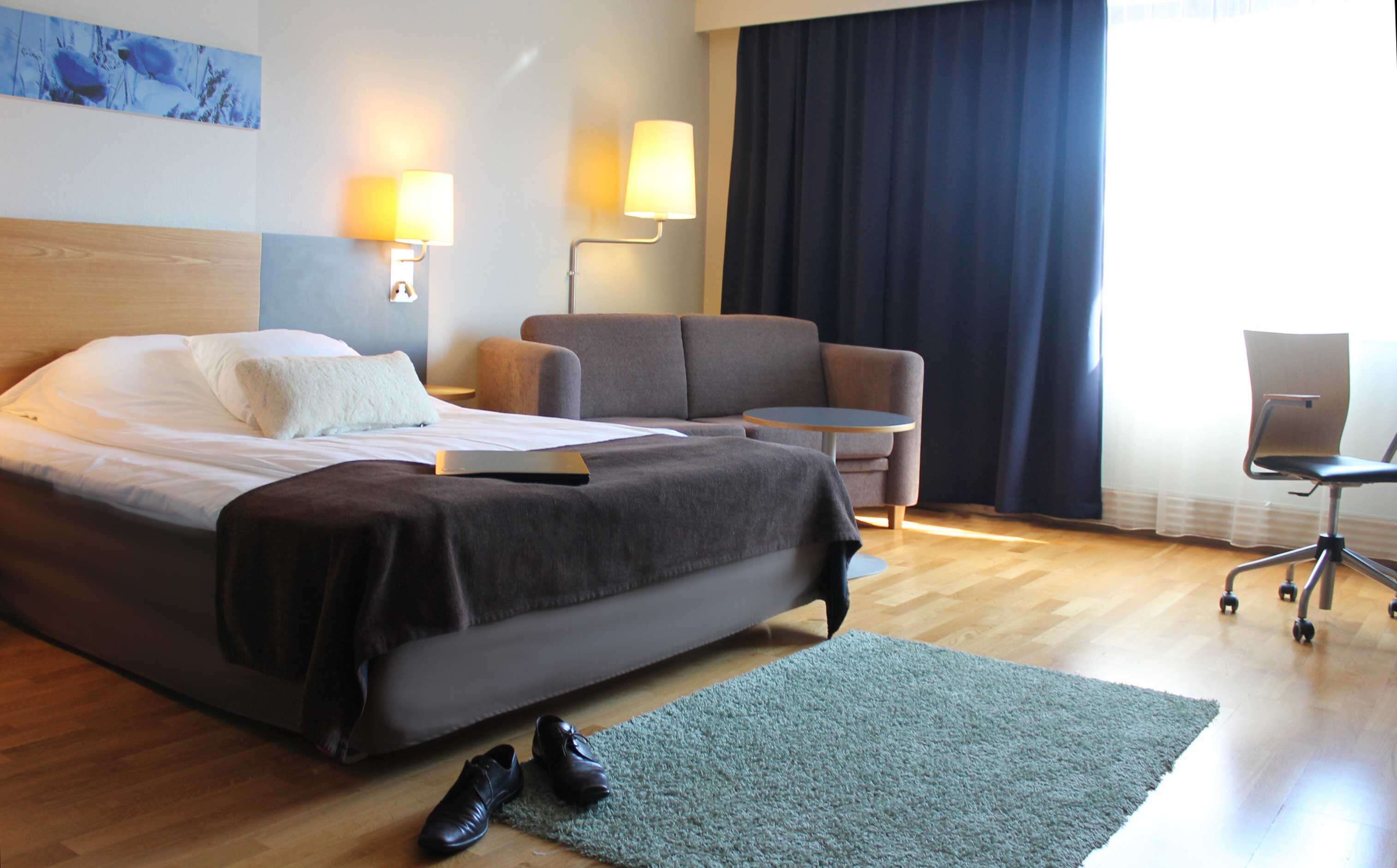 standard room, 1 queen bed, non smoking | in-room safe, desk, blackout curtains, soundproofing