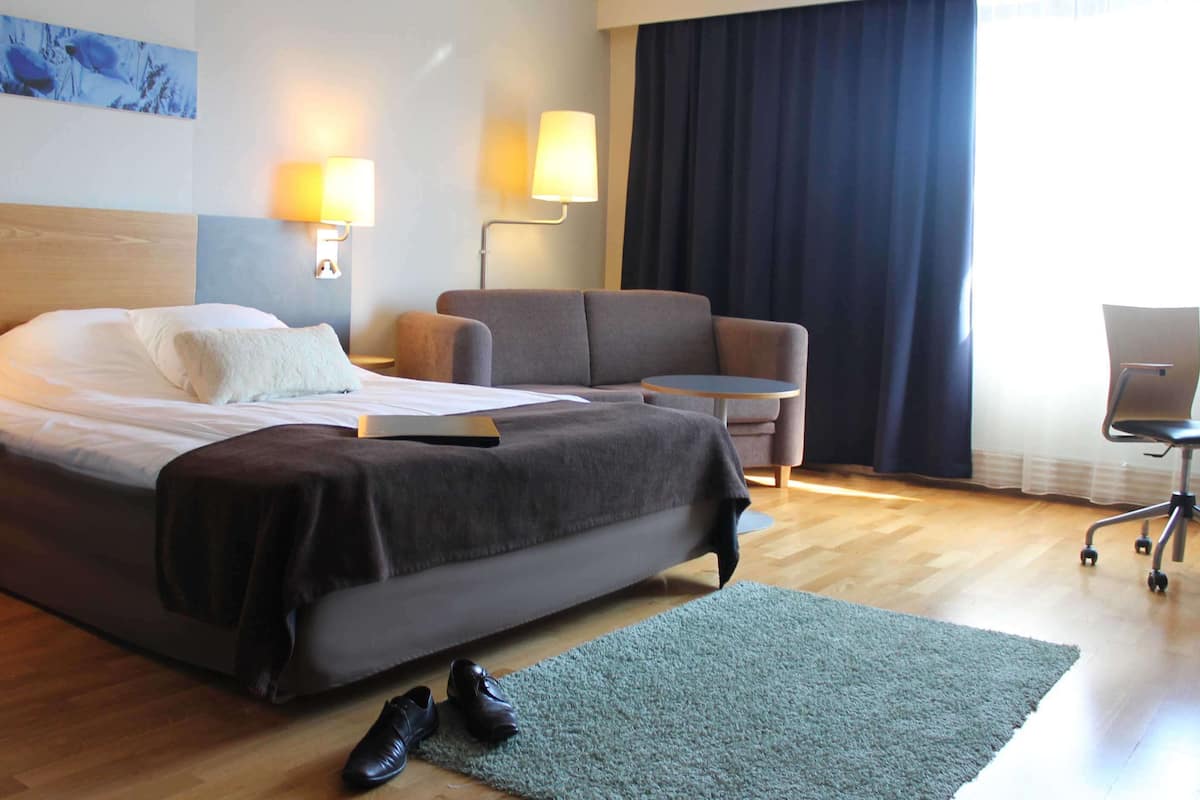 standard room, 1 queen bed, non smoking | in-room safe, desk, blackout curtains, soundproofing