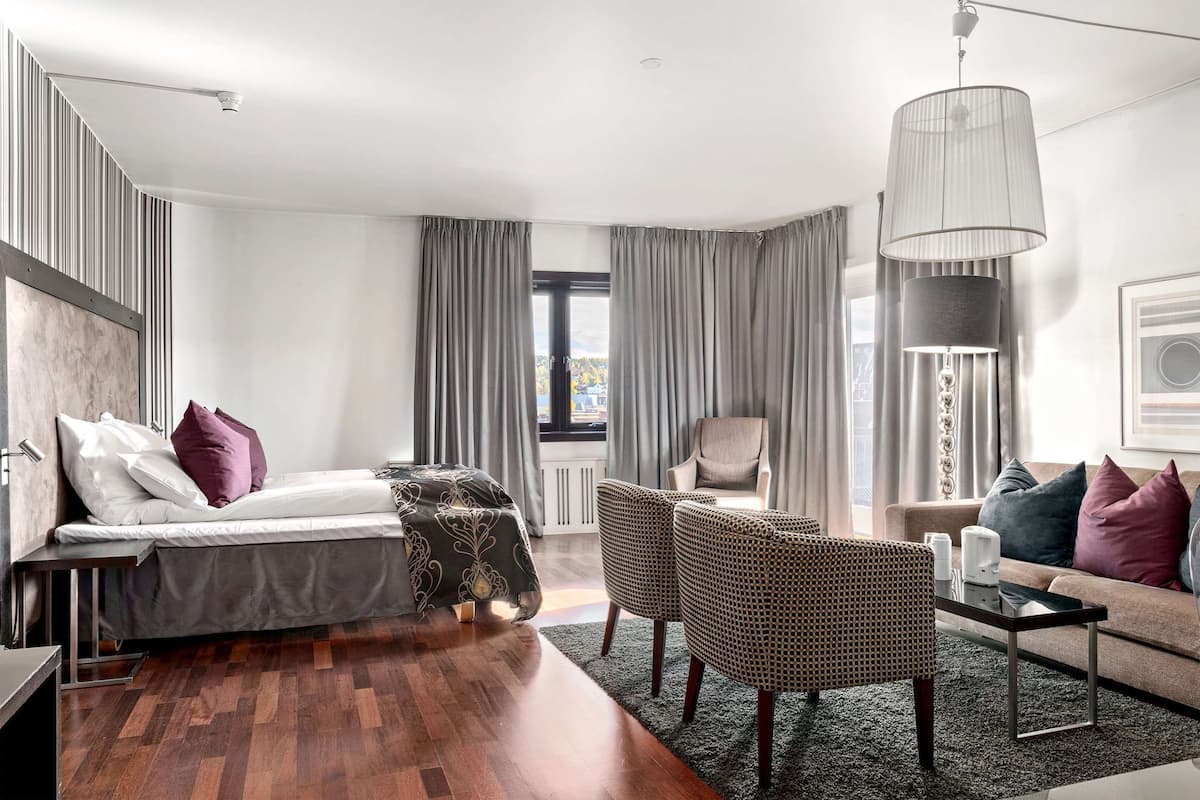 junior suite, 1 king bed, non smoking | in-room safe, desk, blackout curtains, soundproofing