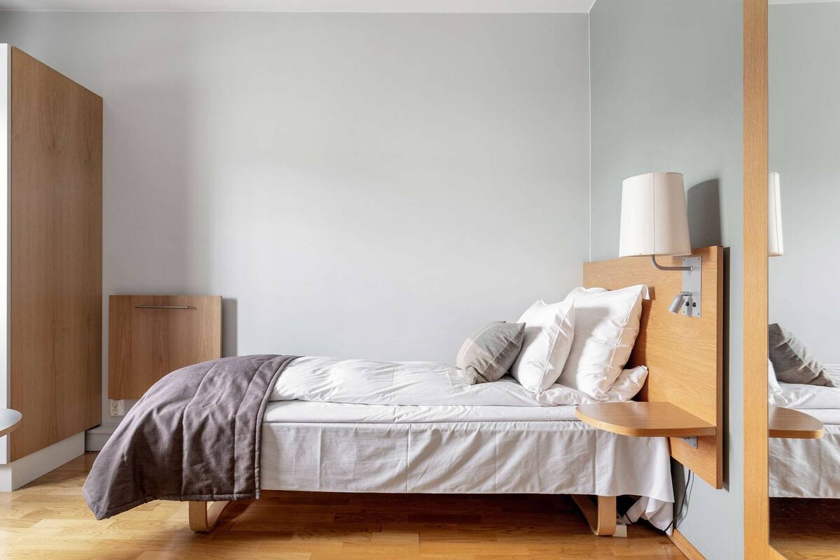 Une chambre à coucher moderne, avec un lit, des tables de chevet et une armoire.