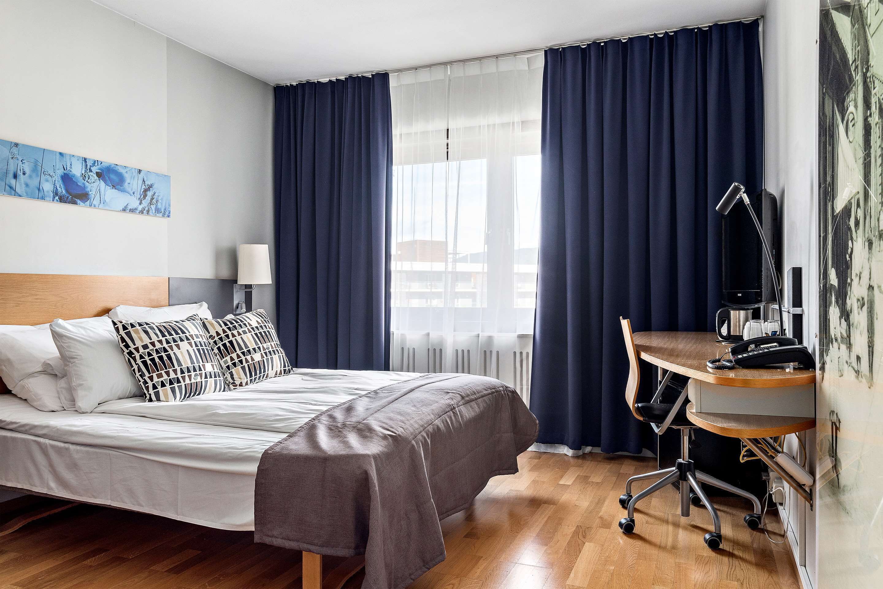 Rom – standard, 1 queensize-seng, ikke-røyk (Business) | Safe på rommet, skrivebord, blendingsgardiner og lydisolert