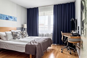 Habitación estándar, 1 cama de matrimonio, no fumadores (Business) | Caja fuerte, escritorio, cortinas opacas y sistema de insonorización