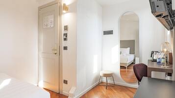 Superior Single Room, Non Smoking | Bathroom | Combined shower/bathtub, eco-friendly toiletries, hair dryer, slippers