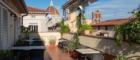 Daily cooked-to-order breakfast (EUR 15 per person)