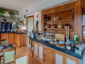 Daily cooked-to-order breakfast (EUR 15 per person)