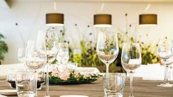 Déjeuner et dîner servis sur place