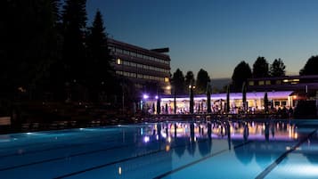 Una piscina al aire libre de temporada