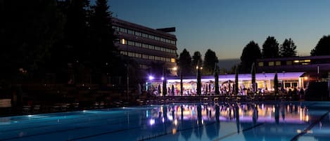 Una piscina al aire libre de temporada