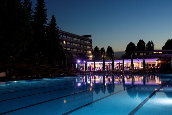 Una piscina al aire libre de temporada