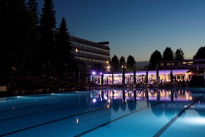 Seasonal outdoor pool - Living Place Hotel (Bologna)