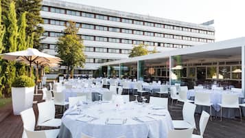 Lunch and dinner served, Italian cuisine