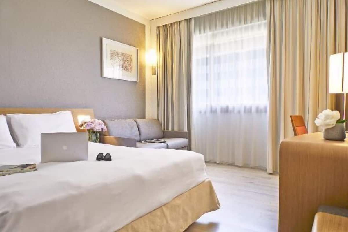 Down comforters, minibar, in-room safe, desk