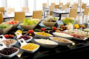 S'hi serveixen dinars i sopars