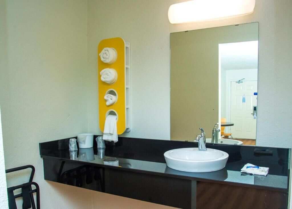 Combined shower/tub, eco-friendly toiletries, towels