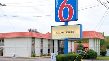 Guests can enjoy kitchen studios with a convenient entrance and well-manicured lawn.