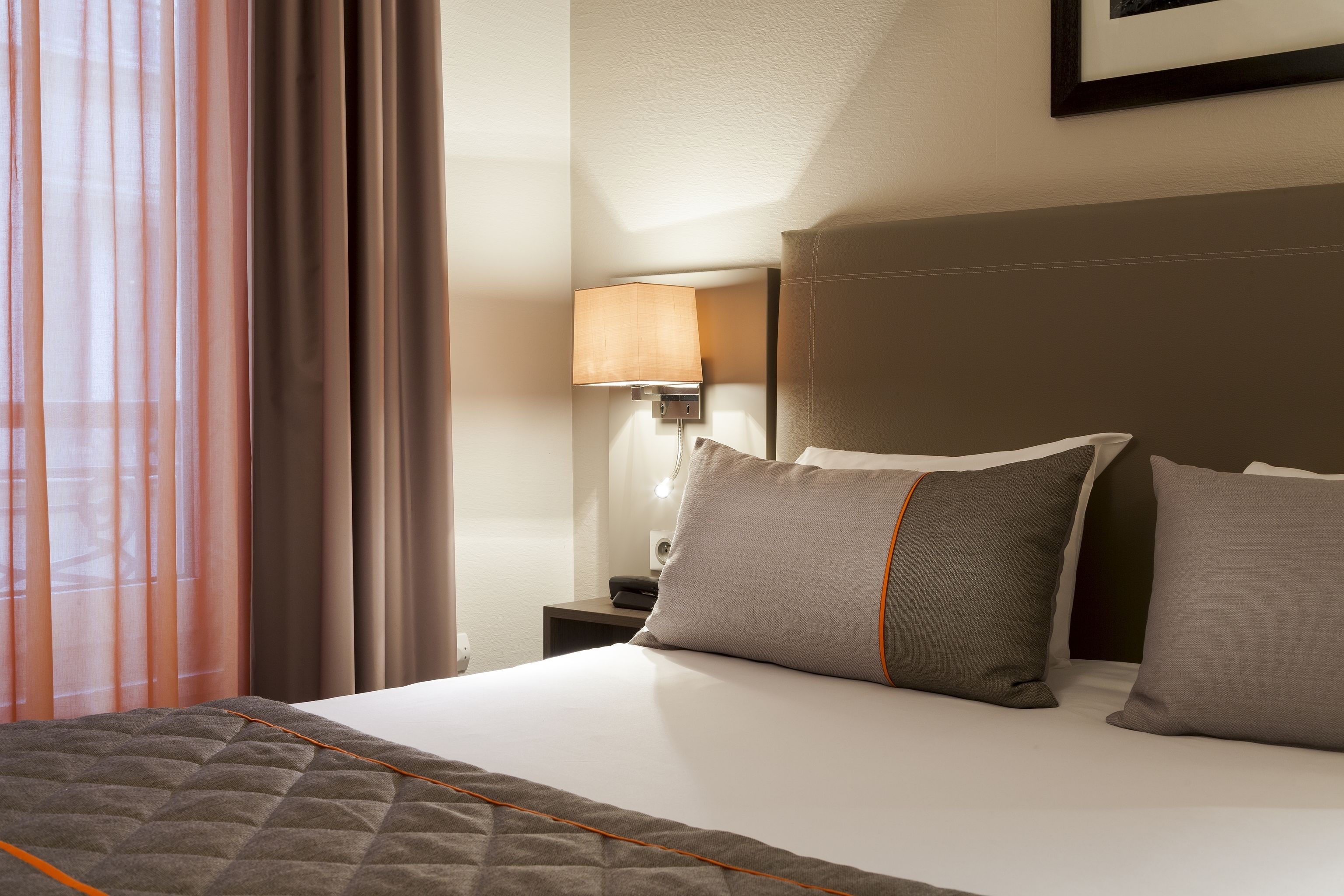 房內夾萬、書桌、手提電腦工作空間、隔音