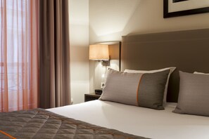 In-room safe, desk, laptop workspace, soundproofing - Timhotel Opéra Madeleine (Paris)