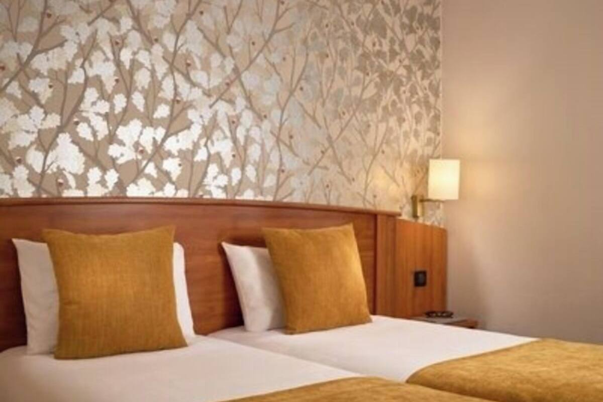 In-room safe, desk, laptop workspace, soundproofing