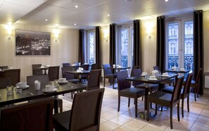 Sarapan prasmanan setiap hari (EUR 17 per orang)