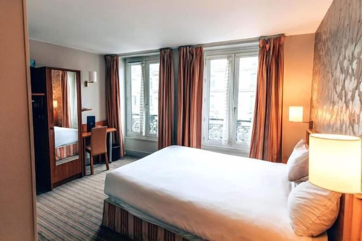 In-room safe, desk, laptop workspace, soundproofing