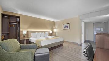 Standard Room, 1 King Bed, Non Smoking, Jetted Tub | In-room safe, desk, iron/ironing board, free WiFi