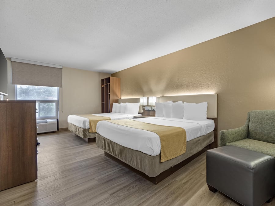 Brankas, meja kerja, setrika/meja setrika, dan Wi-Fi gratis