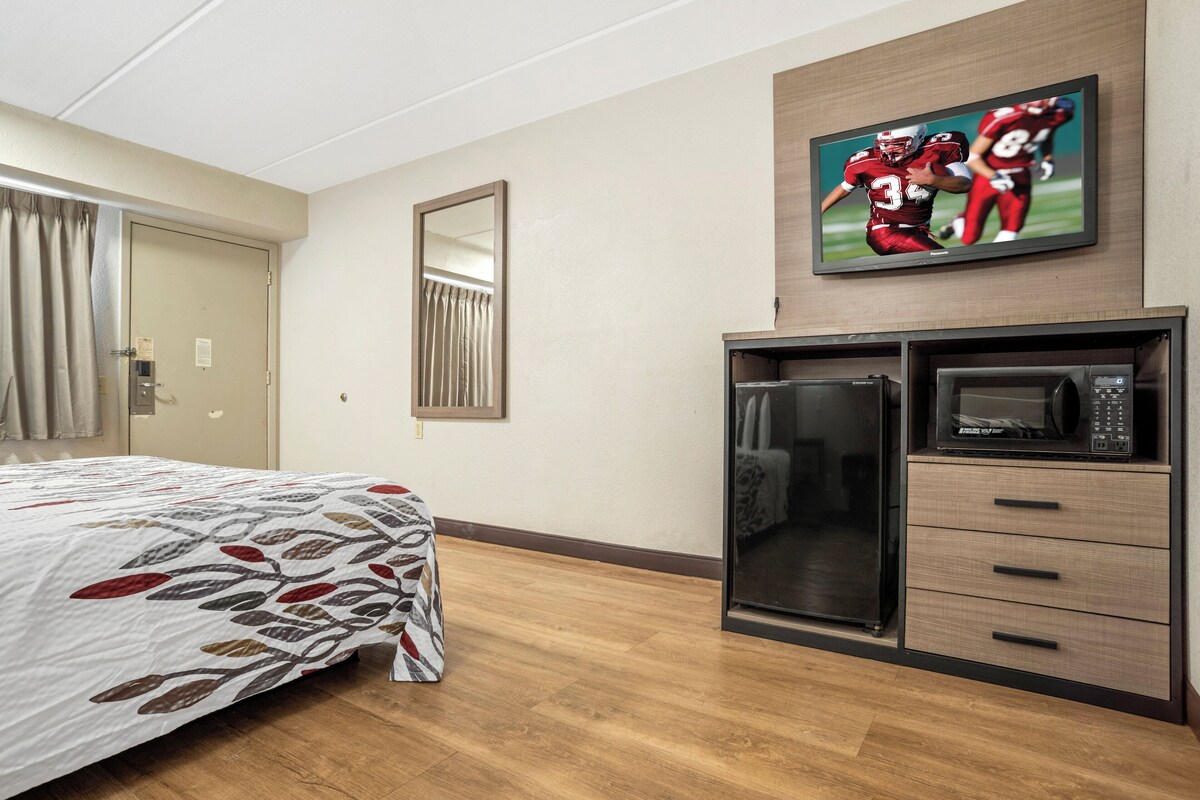 Habitació superior, 1 llit de matrimoni gran, accessible (Smoke Free) | Caixa forta a l'habitació i escriptori 