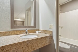 Combined shower/tub, free toiletries, towels