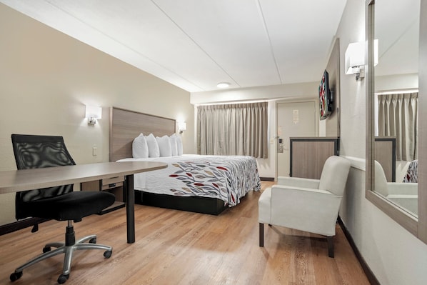 Superior Room, 1 King Bed (Smoke Free) | In-room safe, desk, laptop workspace, free cribs/infant beds - Red Roof Inn West Monroe (West Monroe)