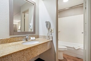 Combined shower/tub, free toiletries, towels